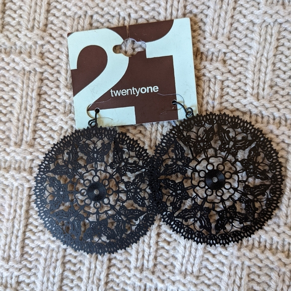 Butterfly Pattern Forever 21 Earrings - EUC - Picture 2 of 6